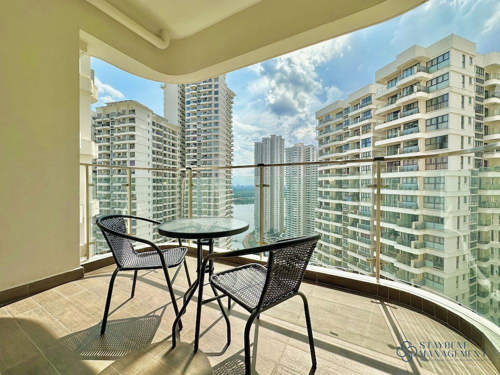 Country Garden Danga Bay Sea View Homestay by Stayrene