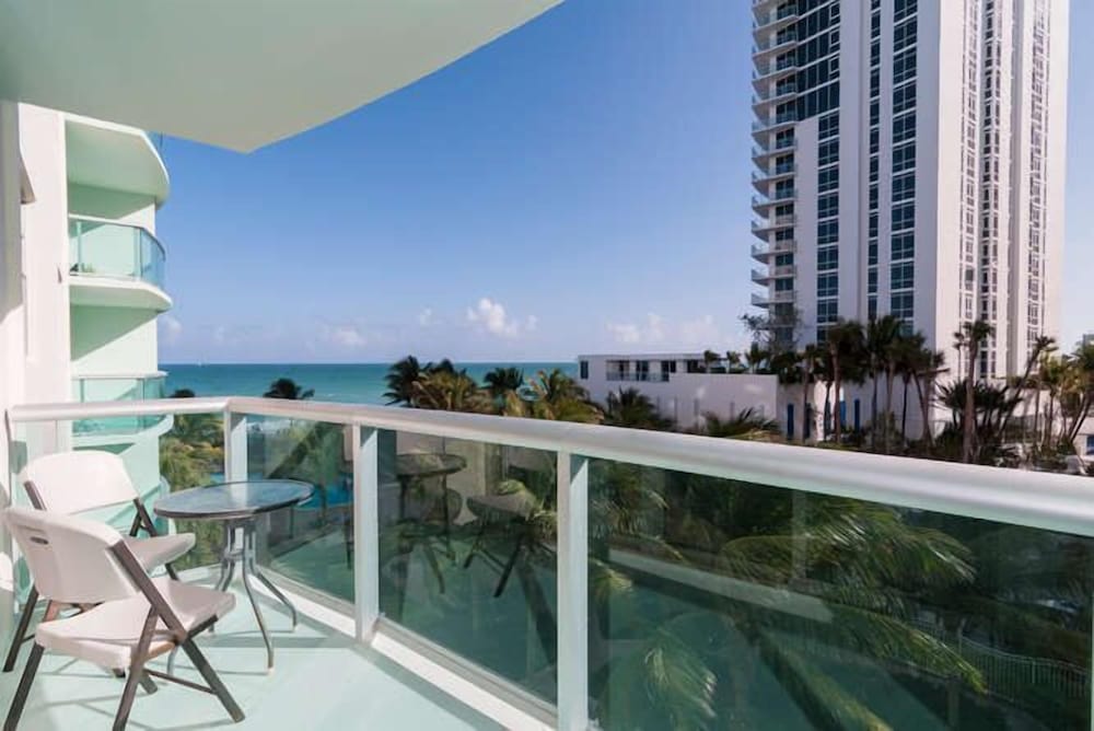 The Tides by Miami Te Espera