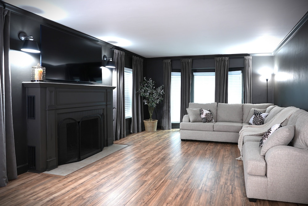 Designer decorated 6 bedroom 4 bath pool home