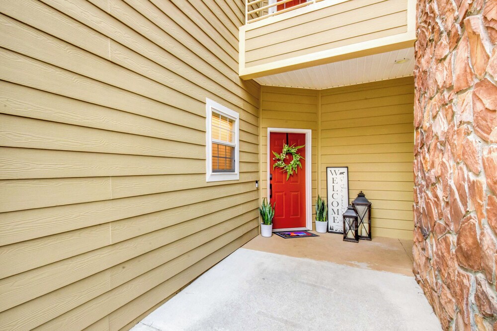Modern Condo + Golf Course View, Near Hiking!
