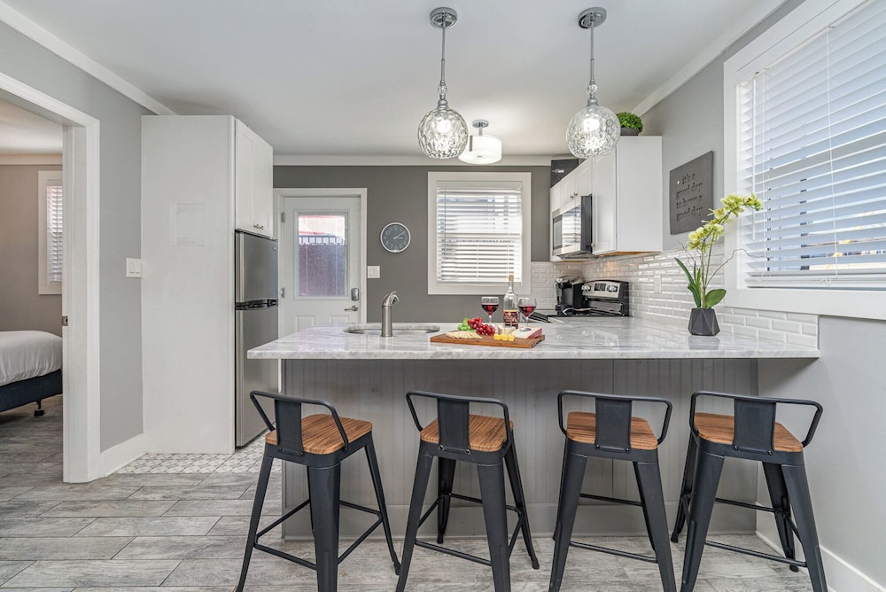 Urban Pearl-2 Bedroom & Private Patio-in Midtown