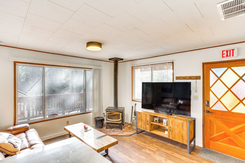 2 Mi to Big Bear Mtn Resort: Cabin w/ Updated Deck