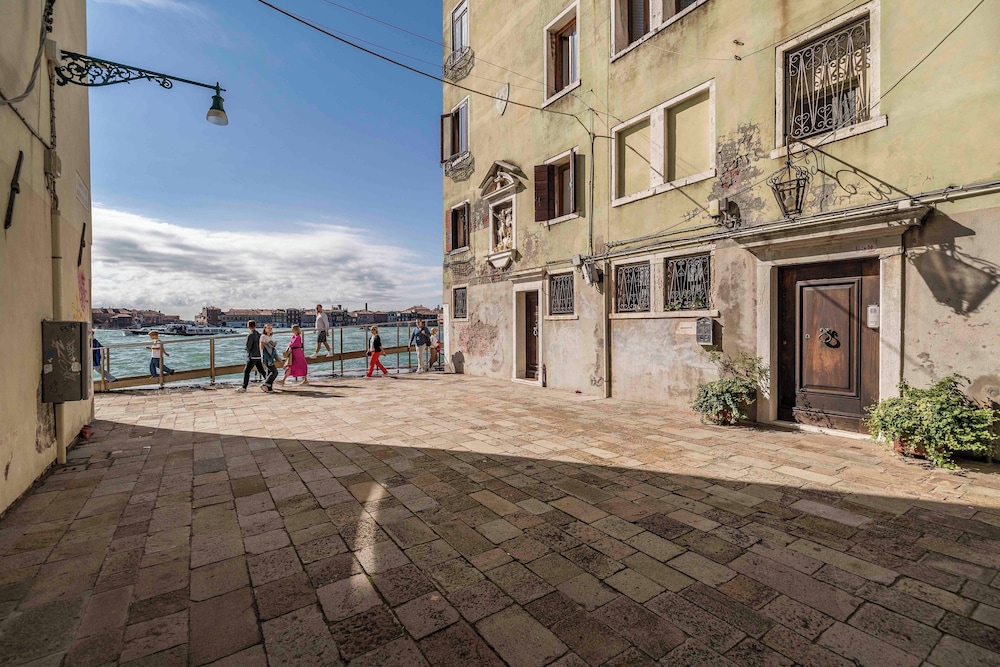 Venice Guggenheim Apt by Wonderful Italy