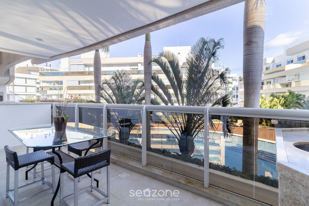 Apart w/ Barbecue in Condominium With Pool Bri0102