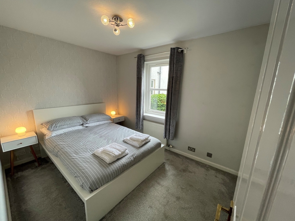 Beautiful 2-bed Apartment in Renfrew view 5