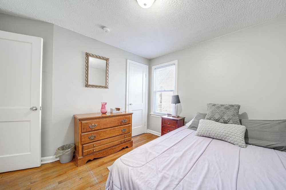 Walk to Lake Erie & Beach Access: Home w/ Deck!