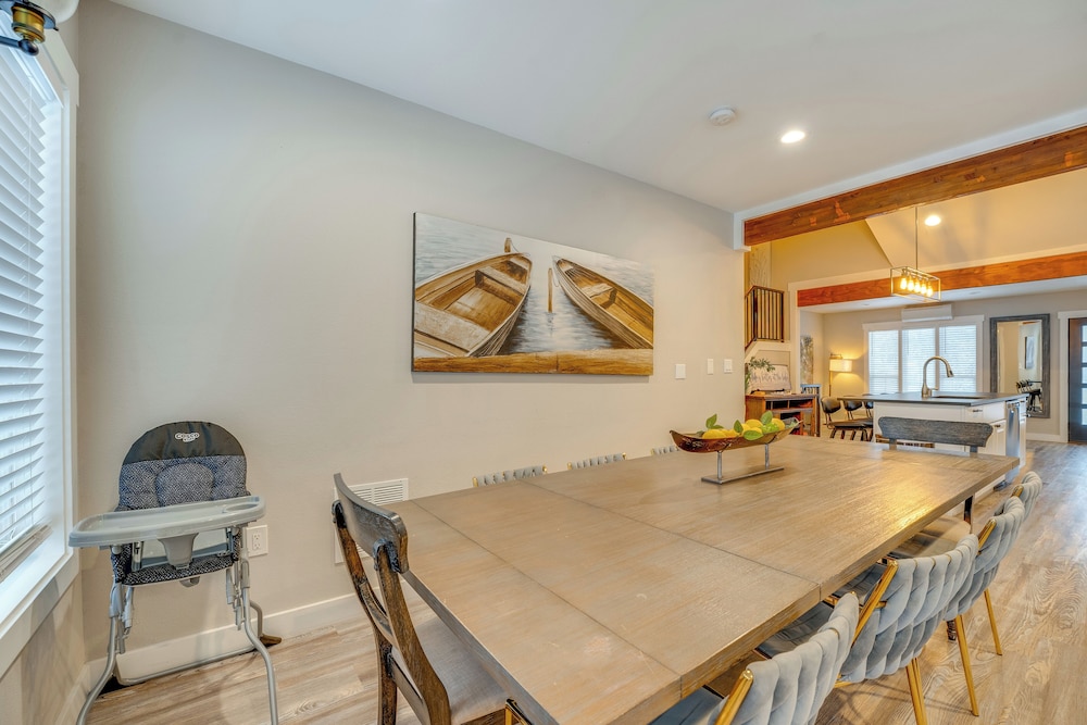 2 Blocks to Downton Chelan: Home w/ Hot Tub!