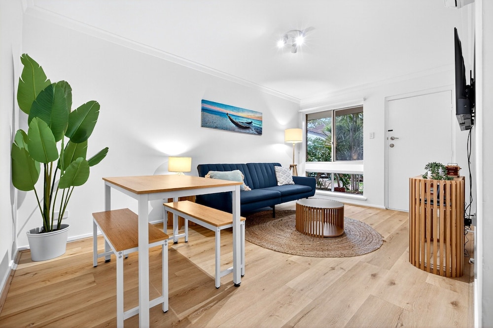 Bright 2-bed Unit Near Scarborough Beach