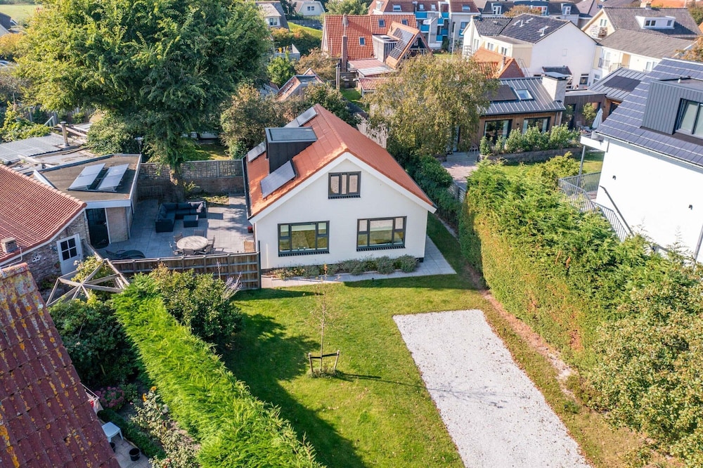 Spacious 6-person Holiday Home Near De Koog