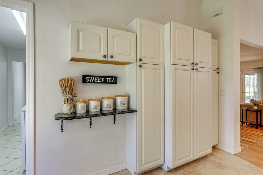 Sunny Sarasota Stay: Screened Pool + Pet Friendly