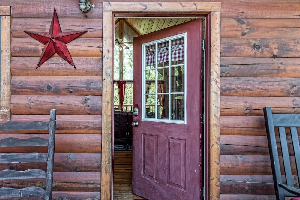 Smoky Mtn Lux Cabin Hot Tub Pool Views