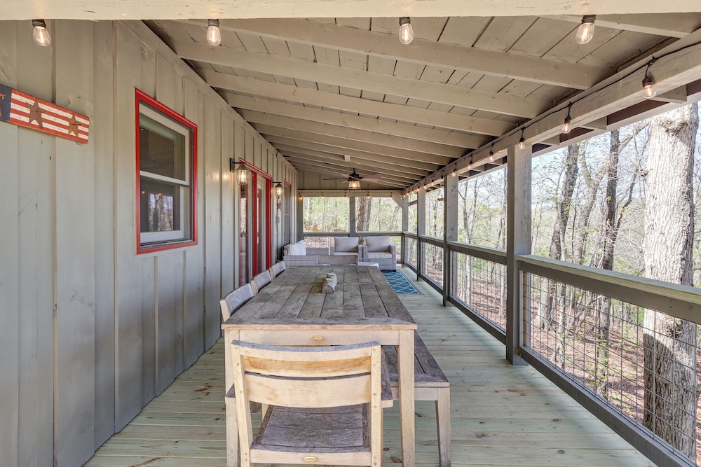 3 Mi to Dtwn: Blue Ridge Cabin w/ Hot Tub & Views
