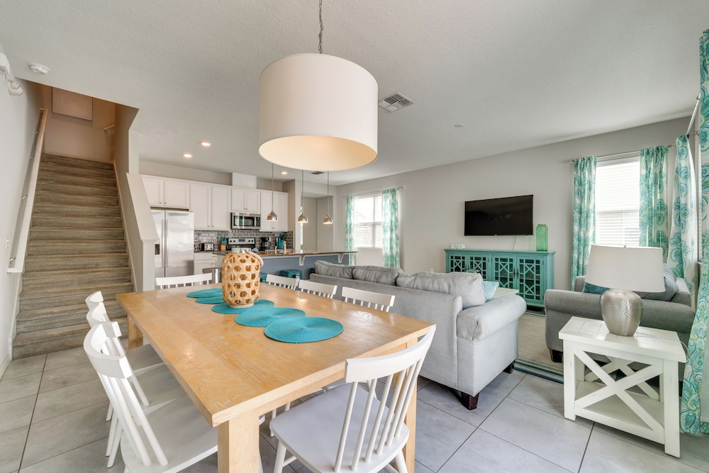 4 Mi to Wdw: Sleek Townhome w/ Community Pool!