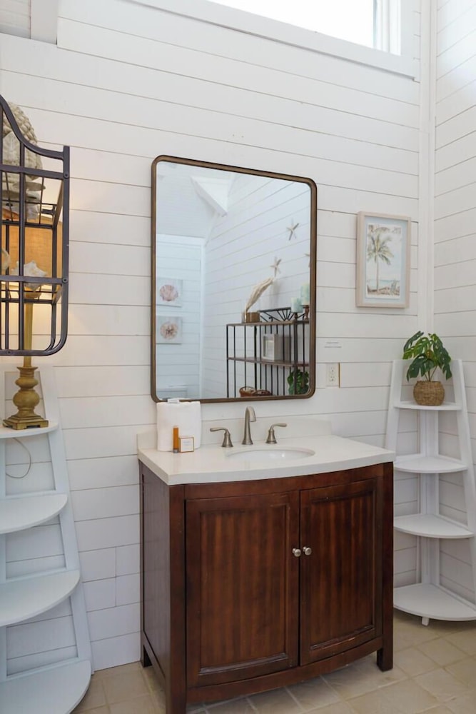 Charming 3-bed, 2-bath Home With Wonderful Views of the Golf Course