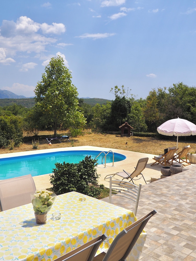 Villa Paraiso with Pool