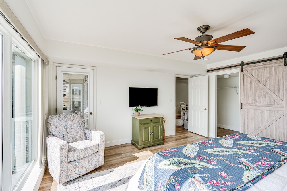 Regatta Bay Condo w/ Balcony + Water Views!
