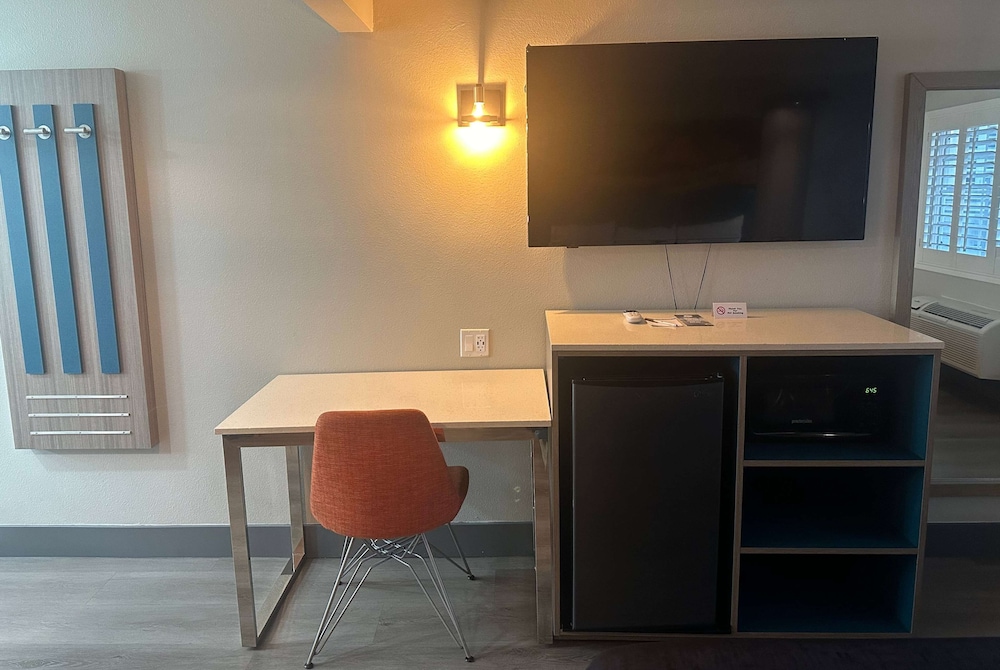 Super 8 by Wyndham Oceanside Downtown