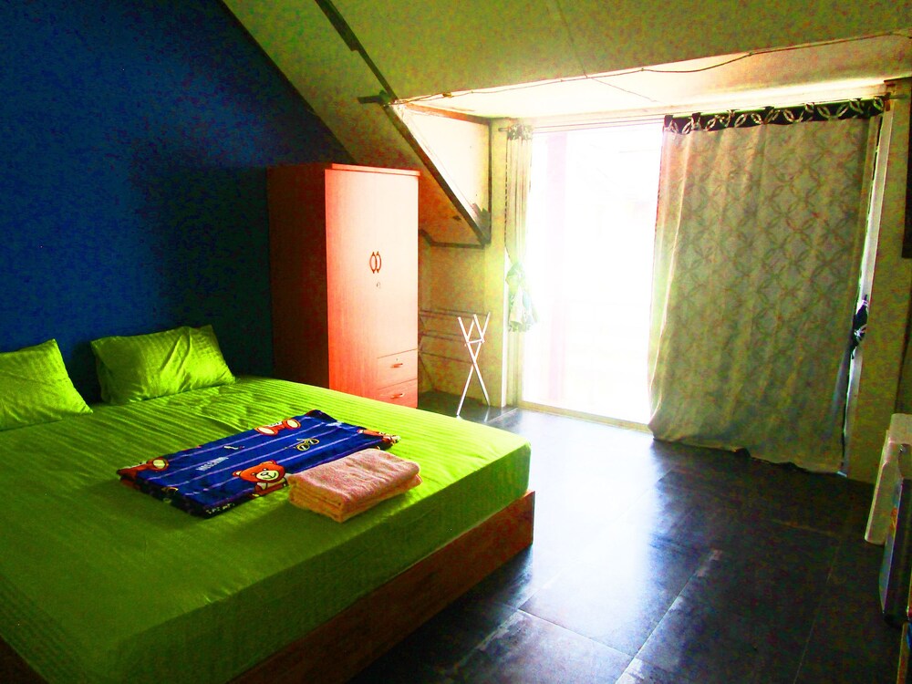 Yai Shop & Rooms view 2