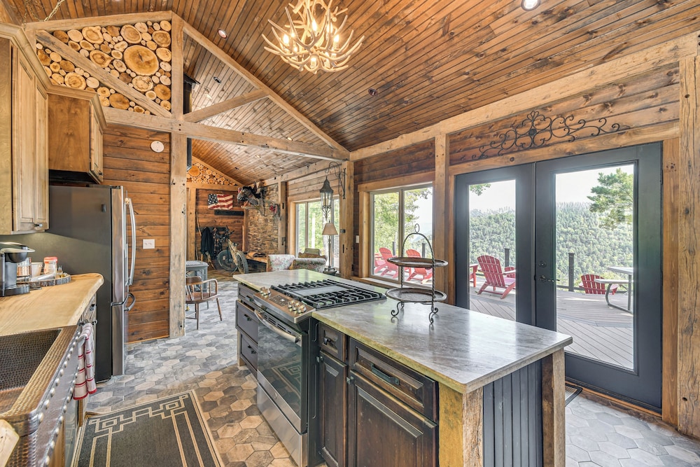 Luxe Cabin Compound 4 Mi to Cameron State Forest!