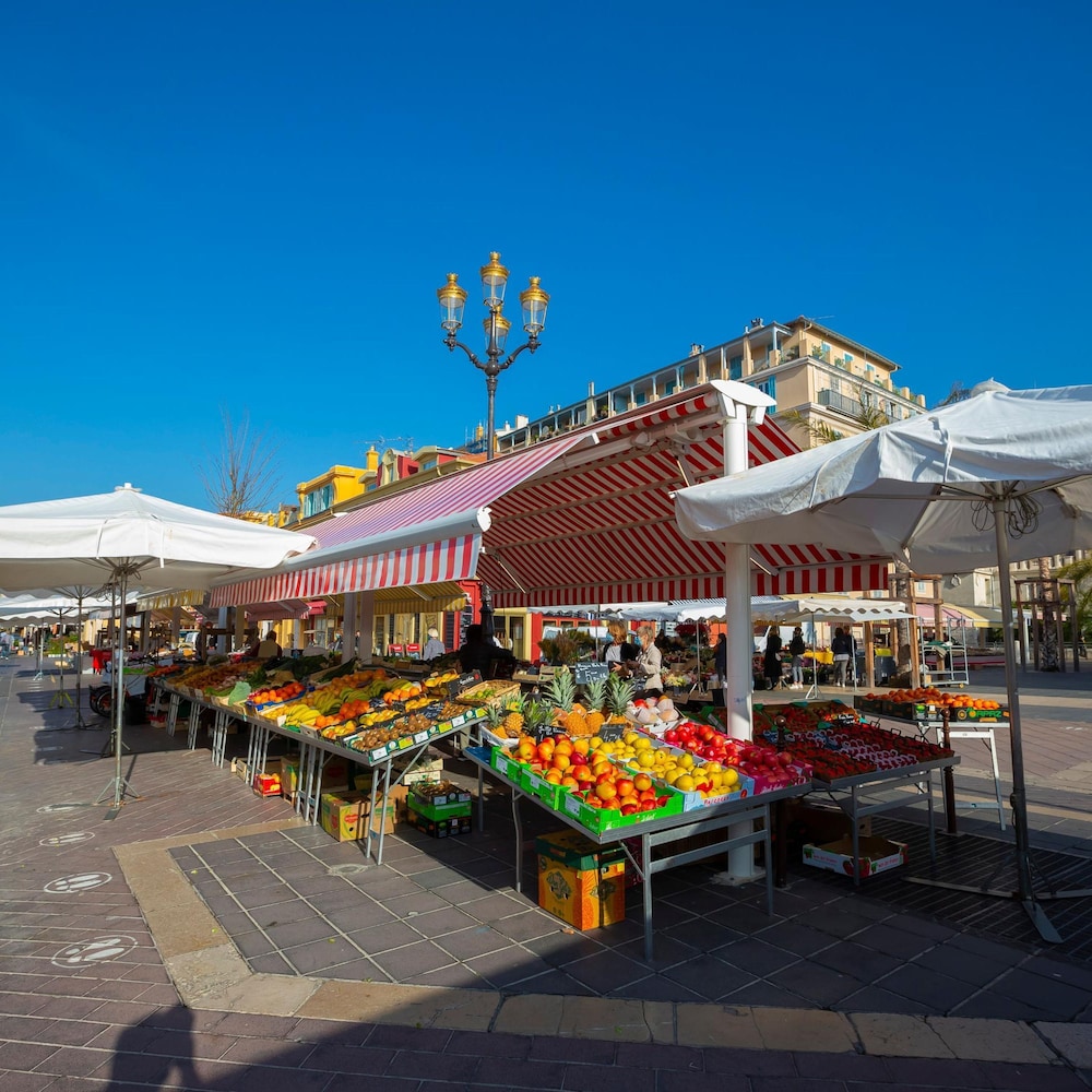 Le Magenta in Nice With 1 Bedrooms and 1 Bathrooms