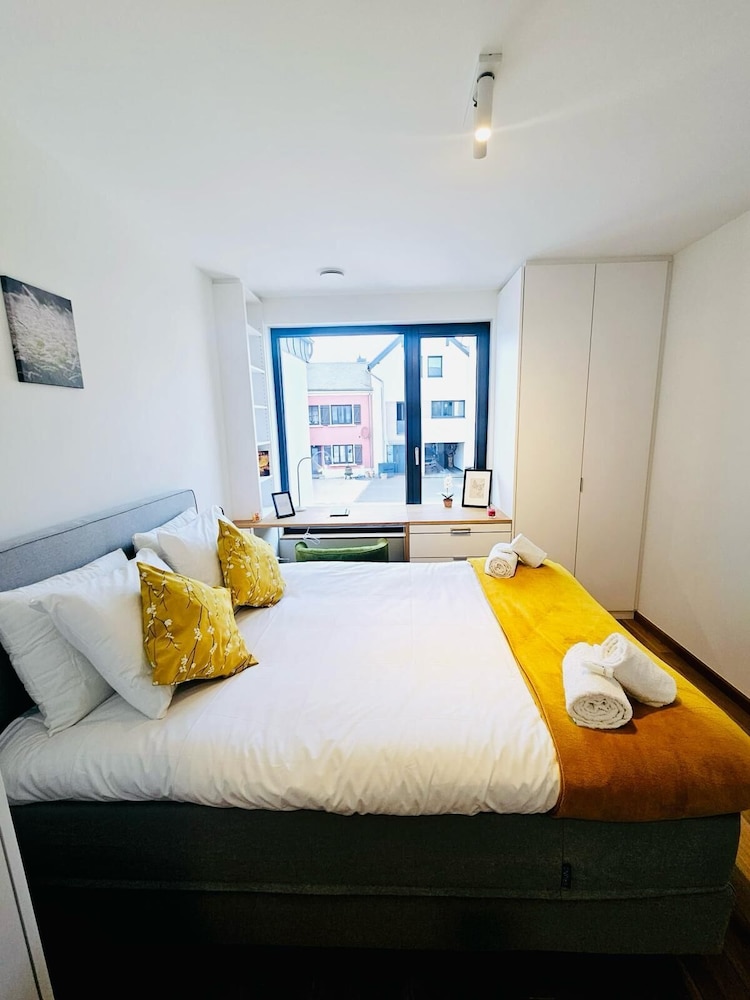 Spacious 3 bedroom large terrace&parking