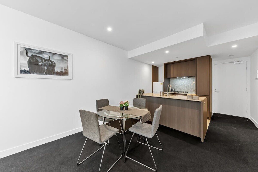 A Cozy Apt, Only a 5-min Walk to Victoria Market