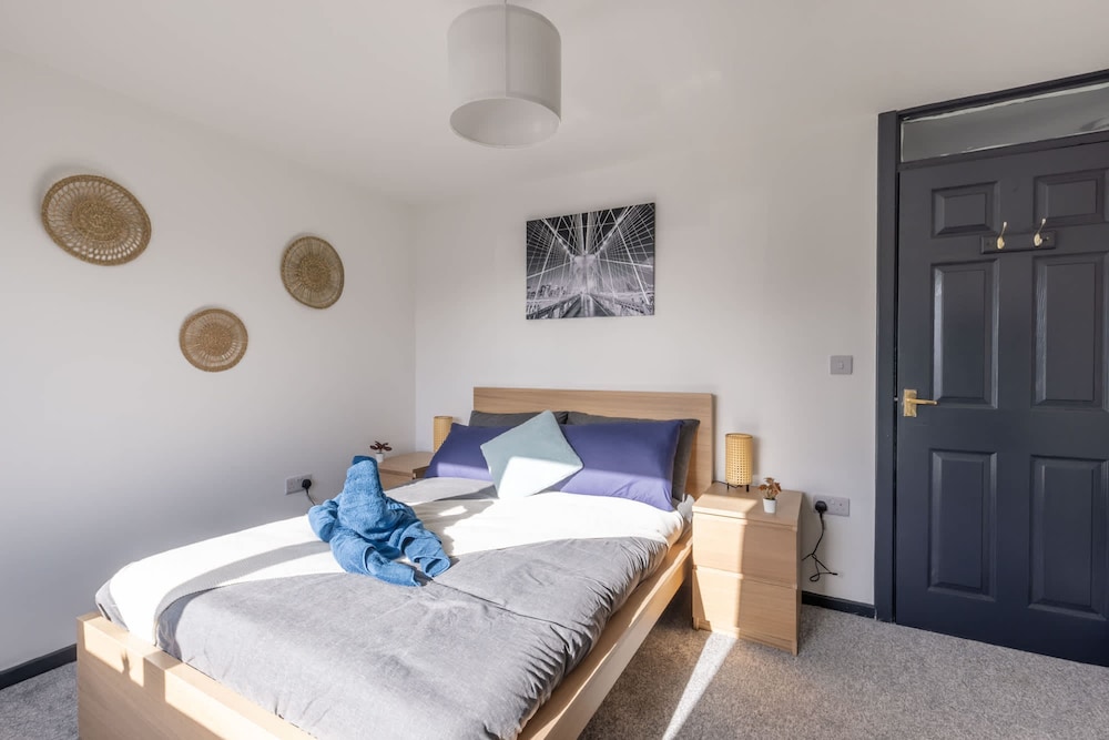 Modern 3 Bed House-free Parking