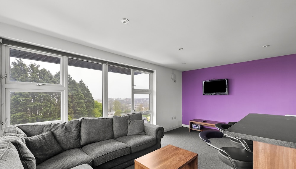 8 Bed Apartment @ Derriford Stays by Pureserviced