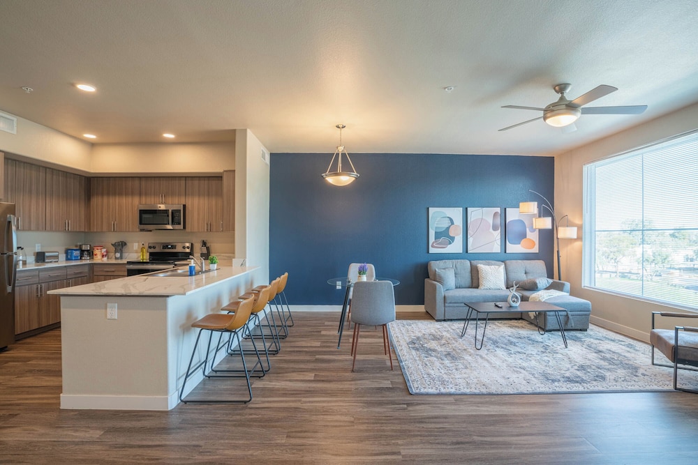 ROVE LIVING/KL - V on Broadway
