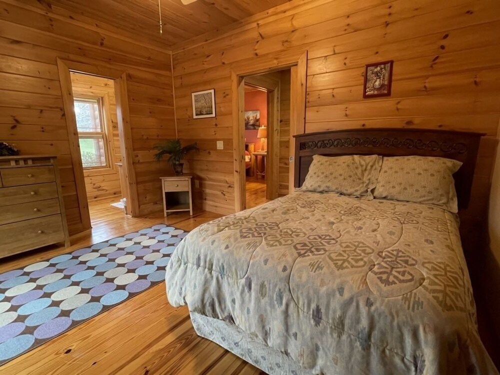 Deluxe log cabin! Pet and motorcycle friendly - enjoy nature with family and friends! 3 Bedroom Cabin by RedAwning view 4