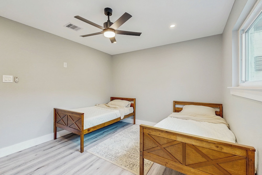Relaxing Dog-friendly Home w/ Deck & Wifi