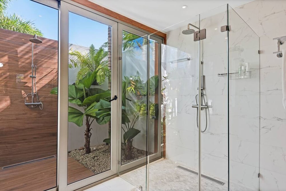 Modern Oasis Stunning Views of Golf Course River