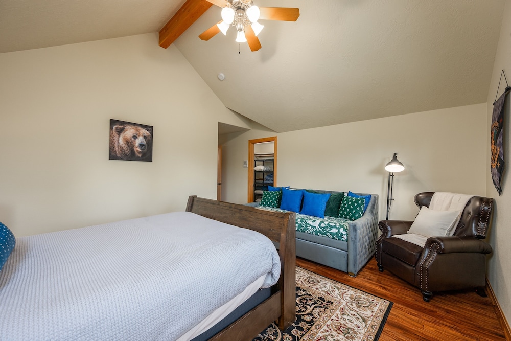 Family-Friendly Dara Oaks Home with Private Hot Tub and BBQ on the Deck by RedAwning