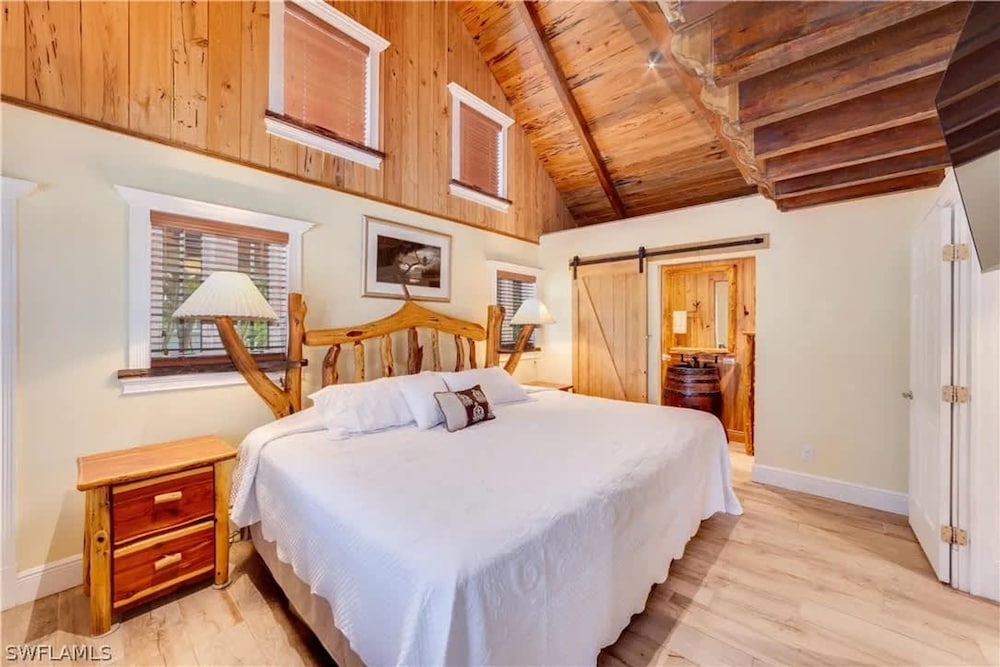 NEW Jungle Paradise Treehouse Suite With Resort Amenities Elevator Access Outdoor Kitchen Lagoon Lazy River Pool RV Hook up