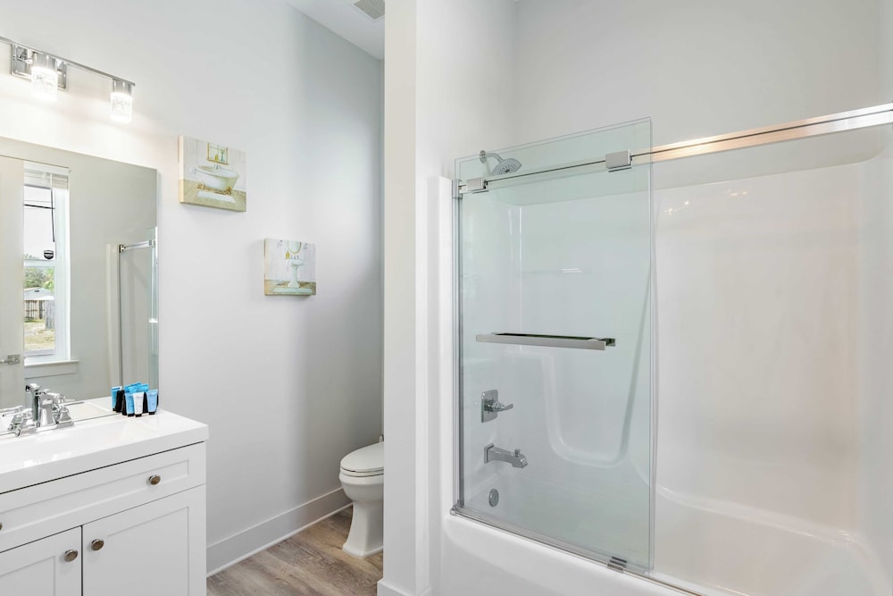 Modern 5bdr w/ Private Pool, 2 min Walk to the Beach! Montoute by Avantstay
