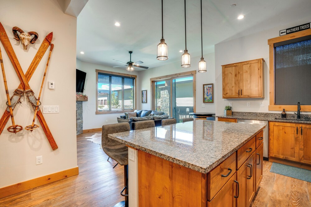 Modern Elk Creek Condo w/ Hot Tub & Heated Floors