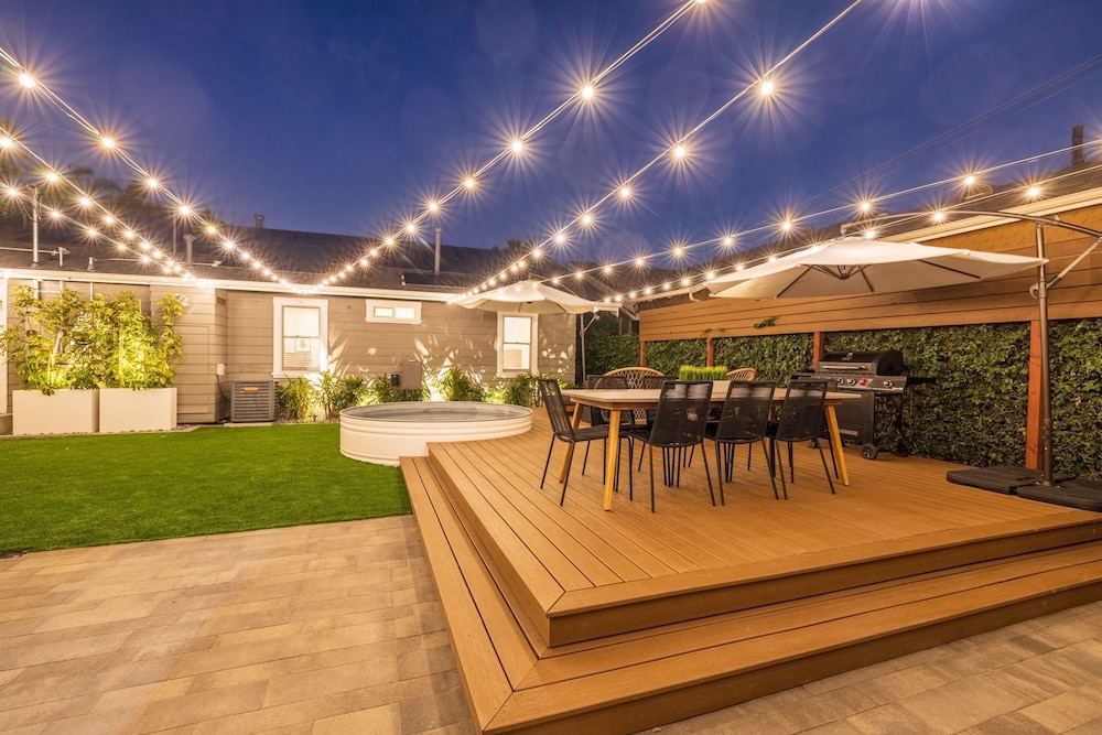 Designer Luxe Compound w Pool-steps to Best Dining