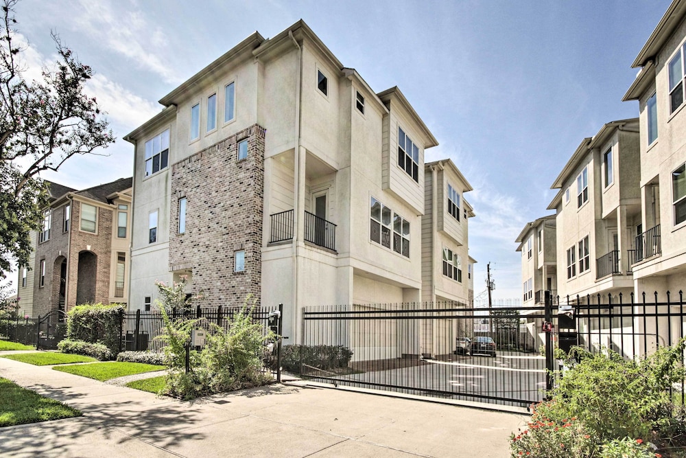 3-story Home Near Museums, Nightlife & Downtown! view 3