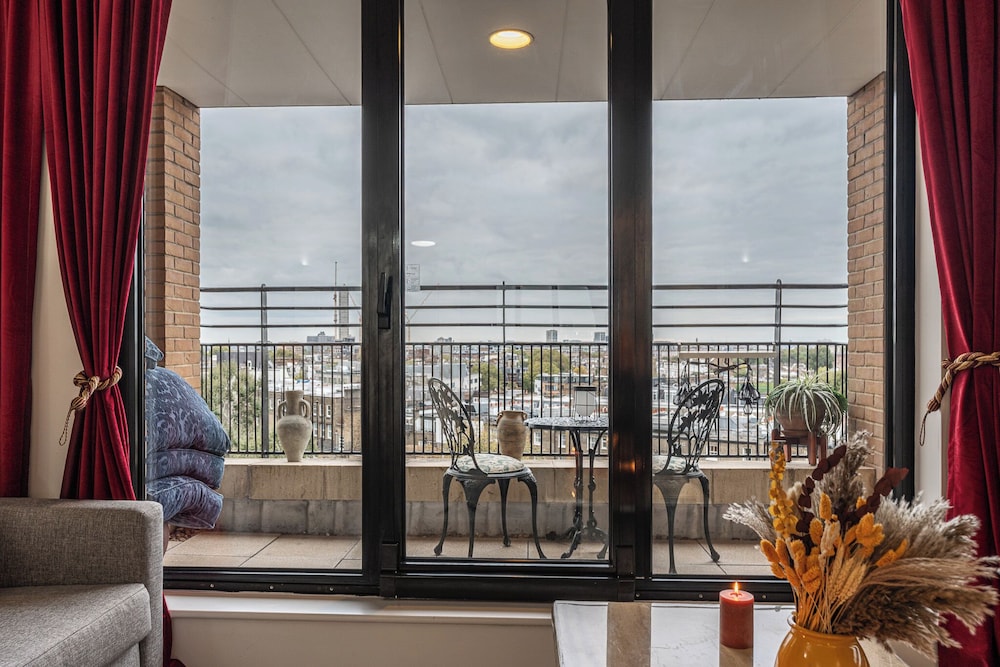 Duplex 2BR 2BA Flat Near Gloucester Rd Station