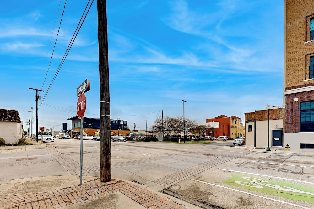 Luxe 1BR Downtown Loft in Historical Building