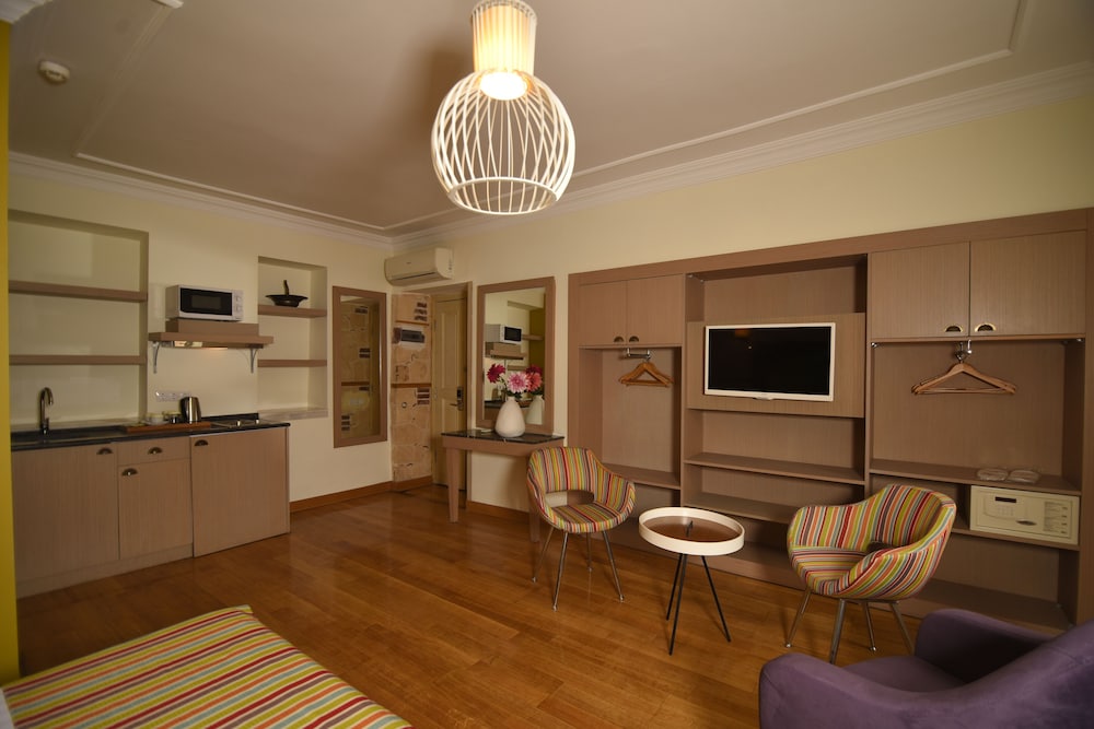 Colorful Studio Flat near Hadrian’s Gate
