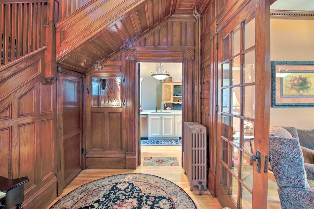 Dog-friendly Home w/ Balcony & Yard in Surgeon Bay view 3