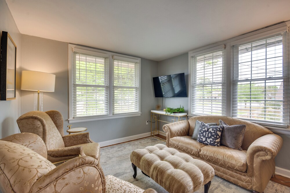2 Mi to Dtwn Pensacola: Charming Apartment