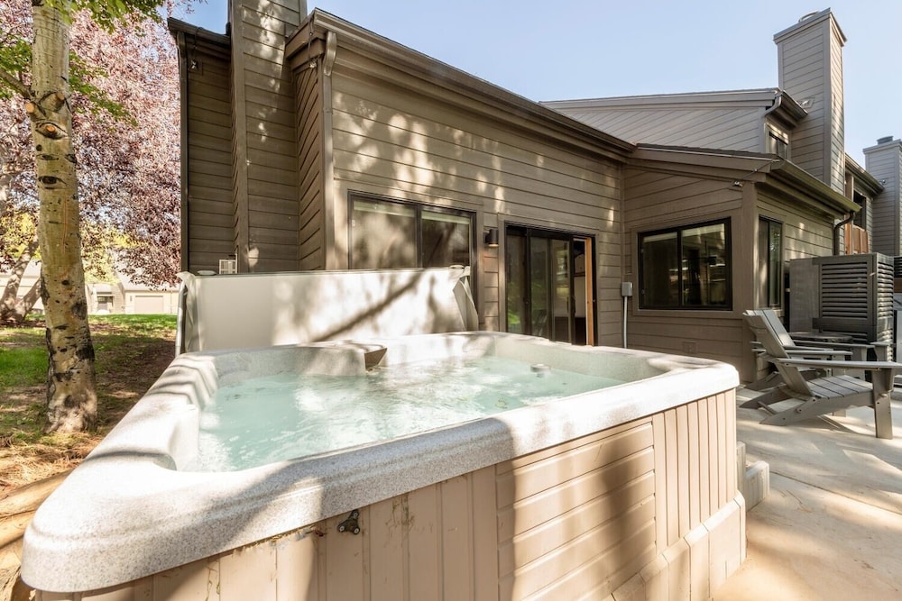 Stylish 4BR Canyons Village-Walk to Cabriolet-Hidden Creek 37D