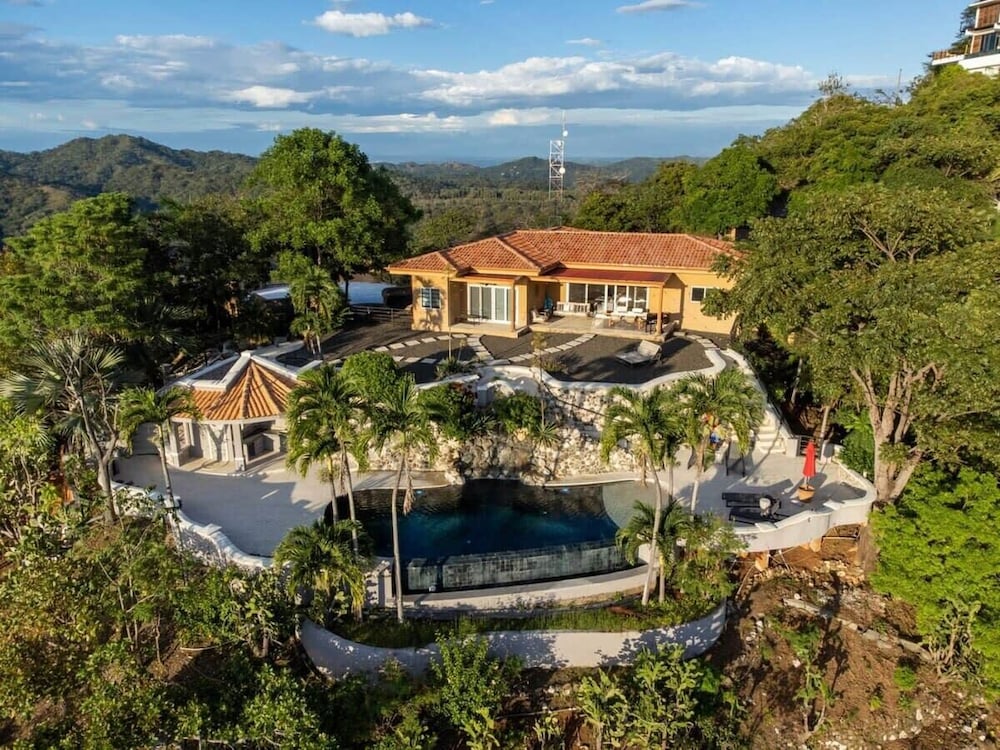 Beautiful House with Sweeping Ocean Views, Modern Design, and a Private Infinity Pool