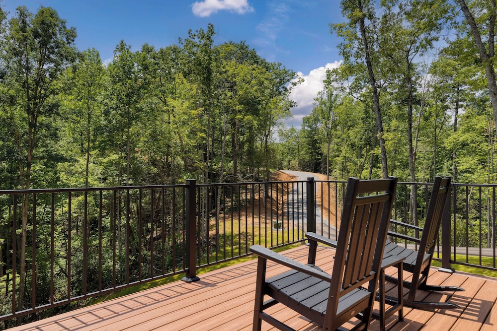 Luxe Cabin w/ Hot Tub, Views & Game Room Sleeps 10 Do Good Holler by Avantstay