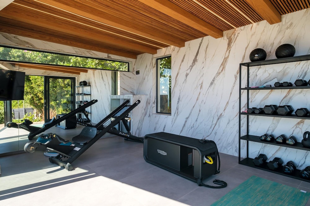 Camps Bay Villa w Pool Gym Studio Aqua Terra