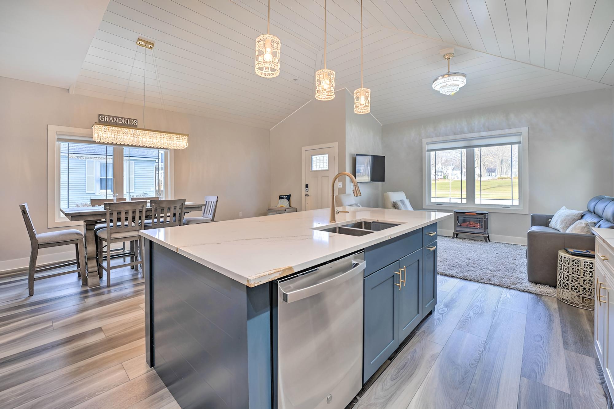 Sleek Ludington Haven < 1 Mi to Lake Michigan view 3