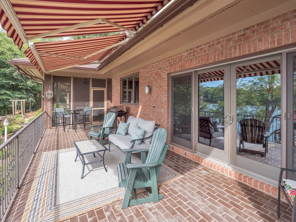 Extraordinary Lake Front Home With Boat Dock , Private Deck And Fire Pit 3 Bedroom Home by Redawning view 4