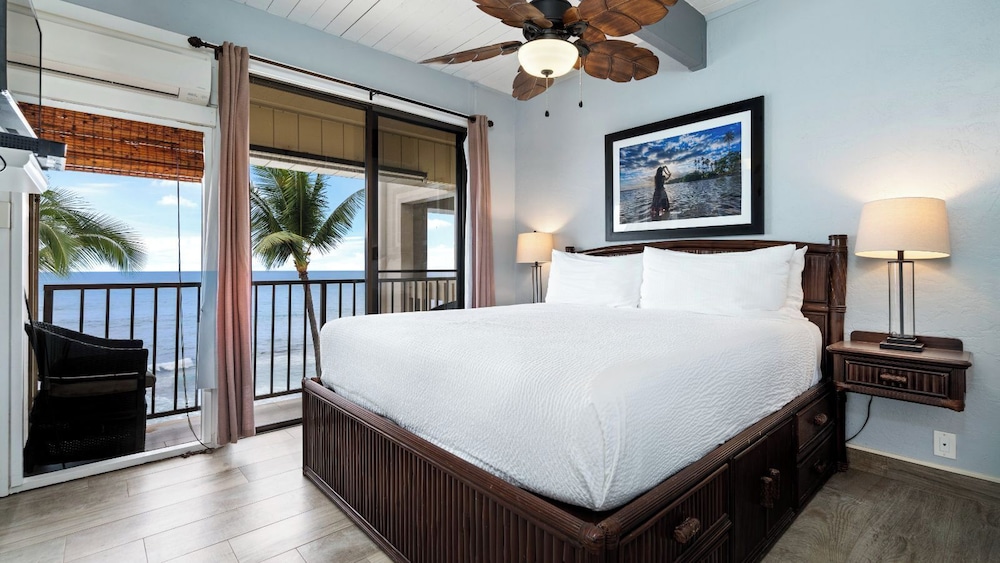 Stunning Top Floor Ocean Front Condo AC & Wifi